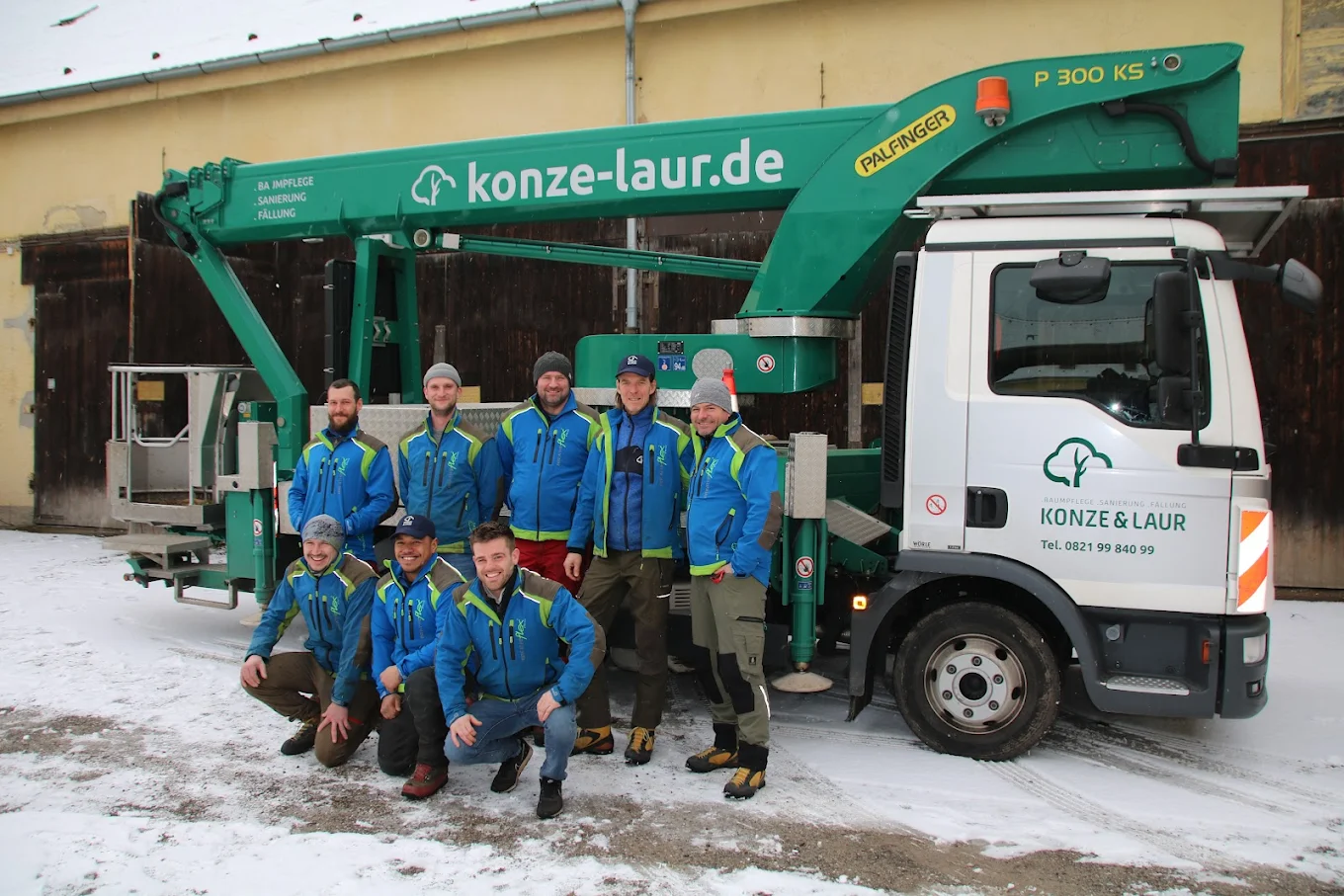 Das Team von Konze & Laur vor dem Firmenfahrzeug